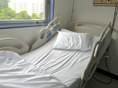 Cama hospitalaria con colchón ortopédico para mayor comodidad