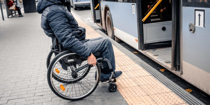 Hombre practicando mejorar postura en silla de ruedas